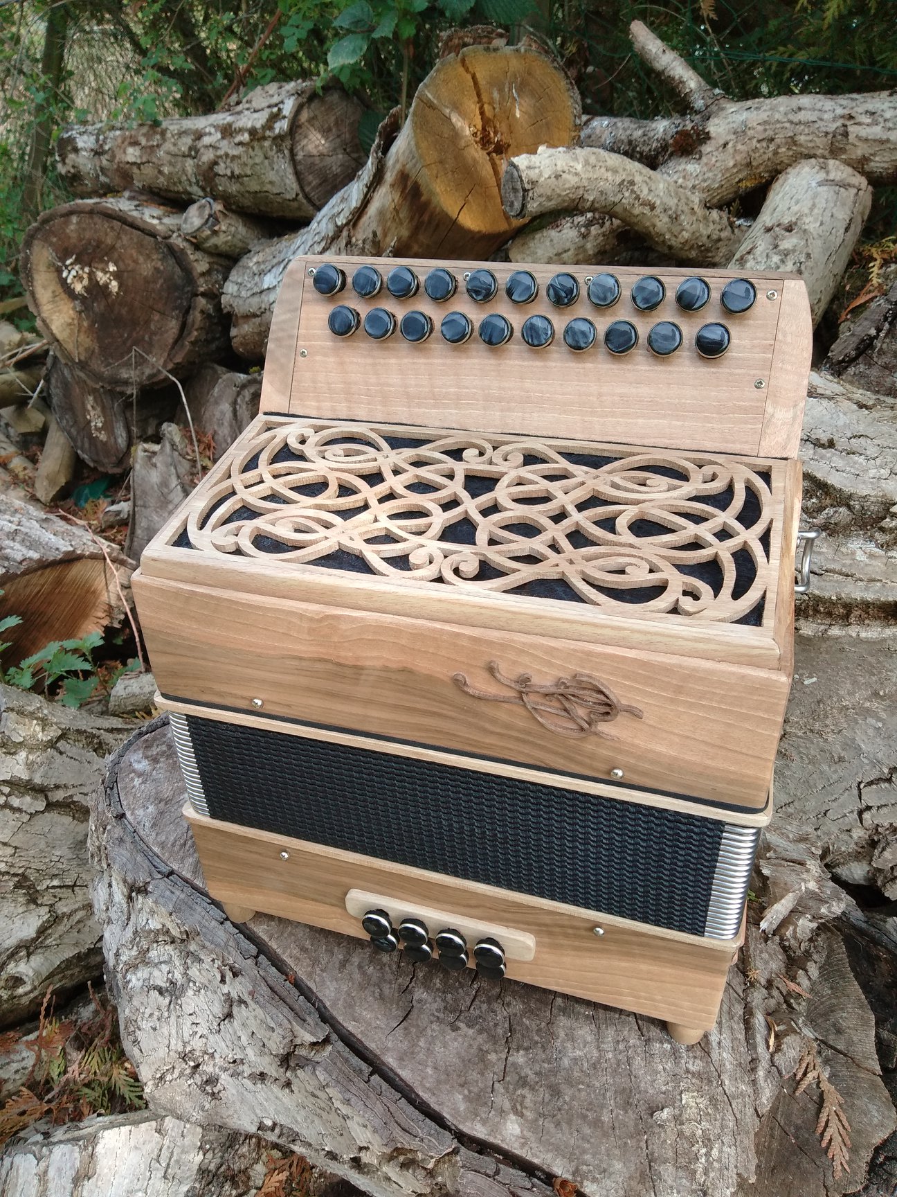 Accordéon diatonique en noyer