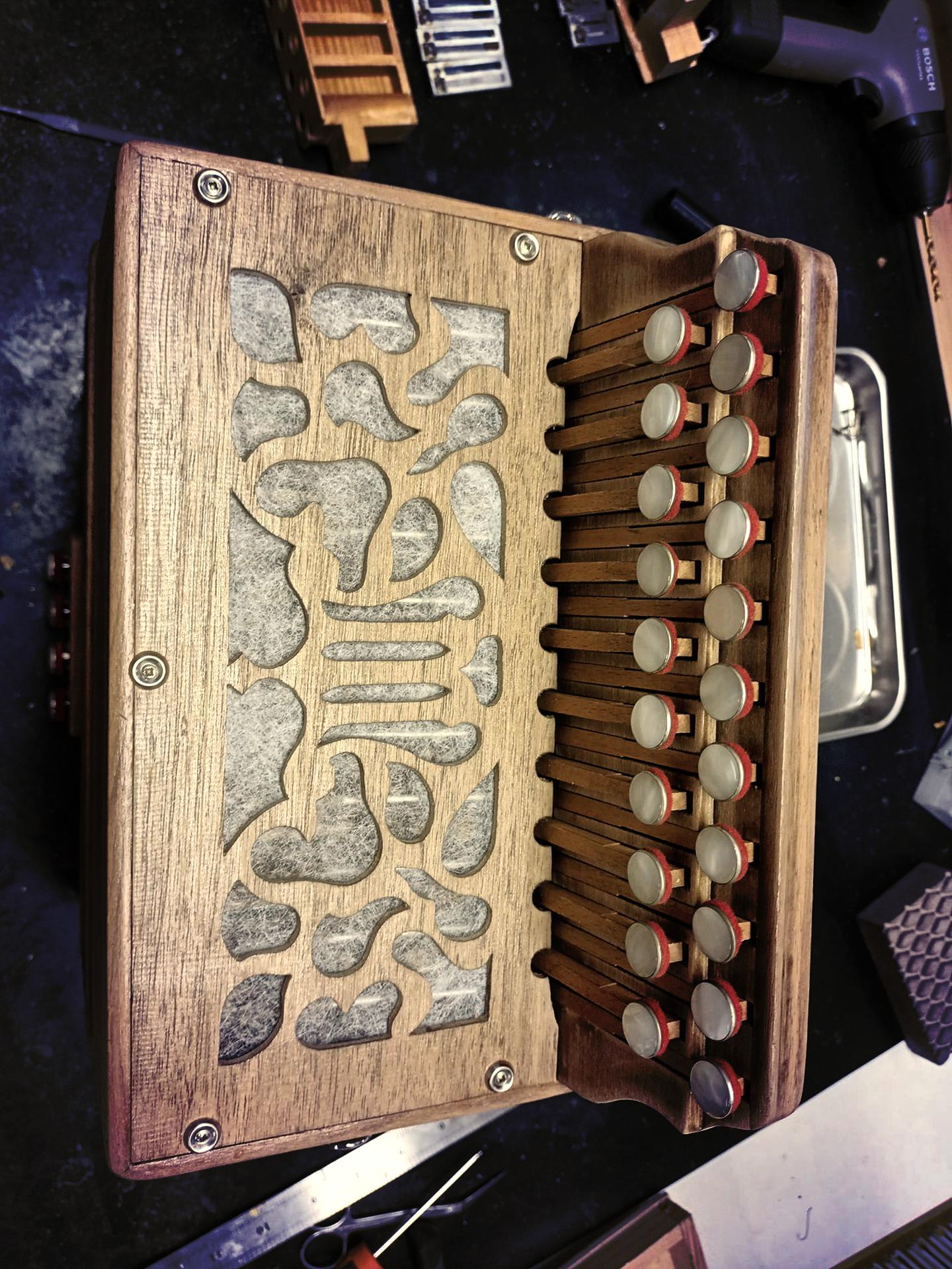 Restauration d'une grille d'accordéon diatonique Bertrand Gaillard