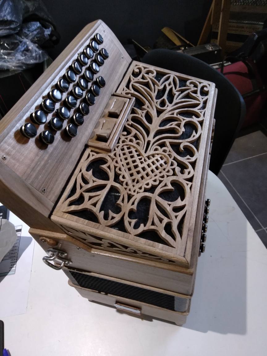 Grille en reglief: coeur Grille accordéon diatonique sculptée en relief: coeur
